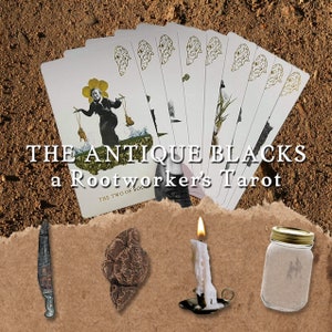 Può includere: Un mazzo di tarocchi chiamato "The Antique Blacks: a Rootworker's Tarot" con una disposizione di carte su una superficie marrone. Le carte presentano un'illustrazione in bianco e nero di una persona che tiene due sacchi. Il testo "The Two of Roots" è visibile nella parte inferiore della carta.