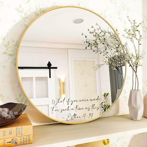 Puede incluir: Un espejo redondo dorado con una cita en el vidrio que dice "What if you were made for such a time as this? - Esther 4:14".