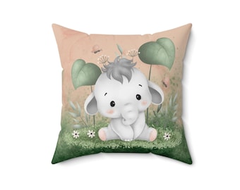 Peut inclure: Un coussin rose pâle avec un mignon éléphant de dessin animé assis dans un champ vert avec des fleurs et des papillons.
