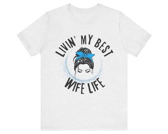 Camiseta unisex de manga corta "Livin' My Best Wife Life", ideal para esposas, recién casadas, lunas de miel, bodas y novias.