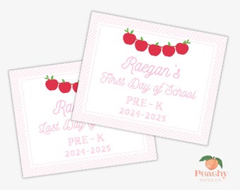 Puede incluir: Dos carteles imprimibles de lunares rosas y blancos con una hilera de manzanas rojas. El cartel superior dice "Raegan's First Day of School PRE-K 2024-2025". El cartel inferior dice "Last Day of School PRE-K 2024-2025".