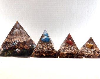 Juego de 4 pirámides de resina de cristal en bruto: cuarzo, topacio azul, cornalina y ojo de tigre.