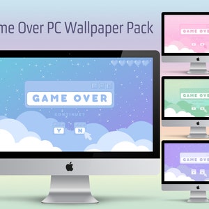 Op de afbeelding: Een set van vier computerachtergronden met een retro game over-scherm in de kleuren blauw, roze, groen en paars. De tekst "GAME OVER" wordt weergegeven in een wit vak met een gepixelde lettertype. Het scherm bevat ook een "DOORGAAN?"-prompt met "J" en "N"-knoppen.