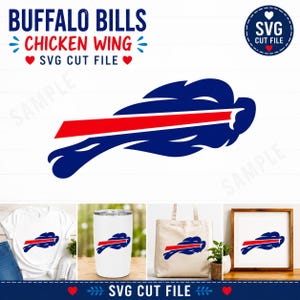 Op de afbeelding: Een digitaal grafisch bestand met het Buffalo Bills logo, een blauwe aanvallende bizon met een rode streep, vergezeld van de tekst Buffalo Bills Chicken Wing SVG Cut File. Het ontwerp is afgebeeld op een wit t-shirt, een beker, een tas en een ingelijste print.