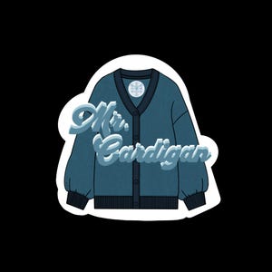 Puede incluir: Una pegatina de cárdigan color verde azulado con el texto "Mr. Cardigan" en una fuente estilizada. La pegatina presenta un diseño de copo de nieve cerca del cuello. El cárdigan tiene cuello en V, cierre de botones y puños acanalados.