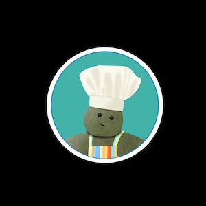 Puede incluir: Una pegatina redonda de color turquesa con un personaje de chef de dibujos animados. El chef tiene un cuerpo verde, un gorro de chef blanco y un delantal colorido con rayas verticales. La pegatina está delineada en blanco y turquesa, sobre un fondo negro.