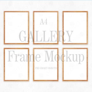 Può includere: Sei cornici in legno con passepartout bianchi, disposte a griglia su una parete bianca. Le cornici sono tutte della stessa dimensione e hanno un design semplice e moderno. Il testo "A4 GALLERY Frame Mockup PSD SMART OBJECTS" è stampato sotto le cornici.