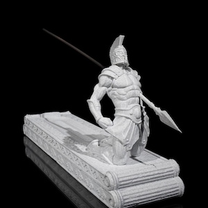 Puede incluir: Estatua de cerámica blanca de un guerrero arrodillado sosteniendo una lanza. La estatua está sobre una base de cerámica blanca con detalles intrincados.