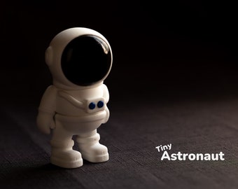 Tiny Astronaut Keyring / Model