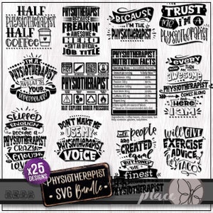 Può includere: Un download digitale in bianco e nero di 25 design SVG per un fisioterapista. I design presentano citazioni divertenti e motivazionali sull'essere un fisioterapista, tra cui "Half Physiotherapist Half Coffee", "I'm a Physiotherapist What's Your Superpower?", "Because I'm the Physiotherapist", "Trust Me I'm a Physiotherapist", "Physiotherapist Nutrition Facts", "Skilled Enough to Become a Physiotherapist Crazy Enough to Love It", "Don't Make Me Use My Physiotherapist Voice", "Every Now and Then an Awesome Physiotherapist Comes Along and Here I Am", "All People are Created Equal But Only the Finest Physiotherapist", "Will Give Exercise Advice for Tacos".