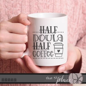 Pu&ograve; includere: Tazza in ceramica bianca con testo nero che recita "...HALF... DOULA HALF COFFEE" e un'illustrazione in bianco e nero di una tazza di caff&egrave; con un cuore.