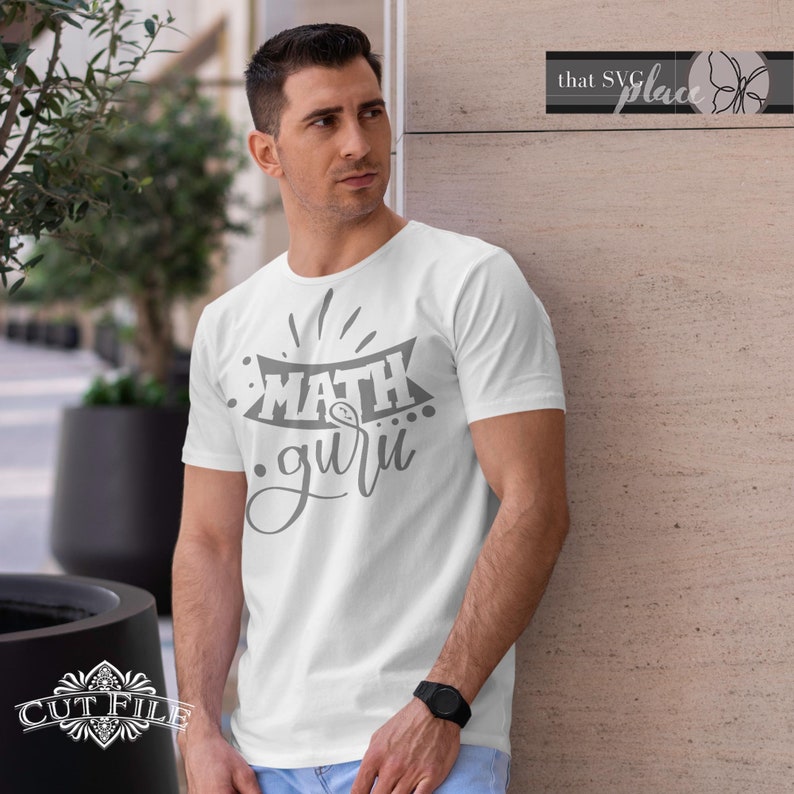Op de afbeelding: Een wit T-shirt met een grijze afbeelding waarop in een gestileerde lettertype "MATH guru" staat.