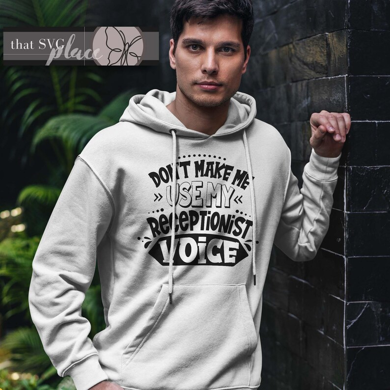 Op de afbeelding: Witte hoodie met de tekst "Don't make me use my receptionist voice" in zwarte letters.