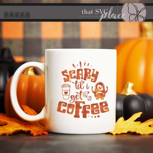 K&ouml;nnte beinhalten: Wei&szlig;e Keramik-Kaffeetasse mit braunem und orangefarbenem Design. Die Tasse tr&auml;gt den Text "Scary til I get coffee" mit einem Cartoon-Monster und einer Kaffeetassengrafik.