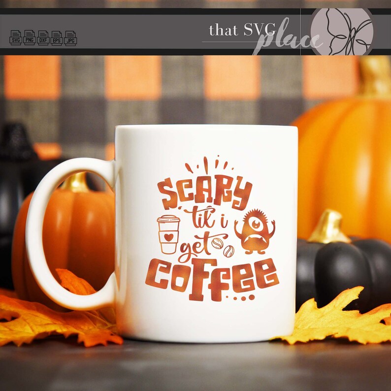 K&ouml;nnte beinhalten: Wei&szlig;e Keramik-Kaffeetasse mit braunem und orangefarbenem Design. Die Tasse tr&auml;gt den Text "Scary til I get coffee" mit einem Cartoon-Monster und einer Kaffeetassengrafik.
