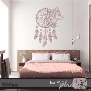 Op de afbeelding: Een roze slaapkamer met een bed en een droomvanger met een wolvenkop aan de muur. De droomvanger is gemaakt van veren en kralen. De tekst "that SVG place" staat onderaan de afbeelding.
