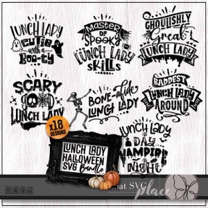K&ouml;nnte beinhalten: Ein Set mit 18 Halloween-SVG-Designs mit verschiedenen gruseligen und lustigen Wortspielen &uuml;ber die Kantinen-Damen. Die Designs beinhalten S&auml;tze wie "Lunch Lady Cutie with a Boo-ty", "Master of Spooky Lunch Lady Skills", "Ghoulishly Great Lunch Lady", "Scary Good Lunch Lady", "Bone-afide Lunch Lady", "Baddest Lunch Lady Around" und "Lunch Lady Day...Vampire Night".