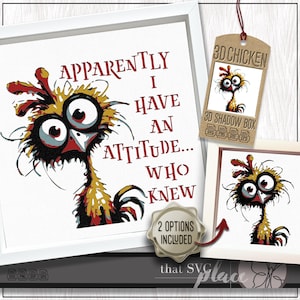Könnte beinhalten: Ein gerahmter Druck mit einer Cartoon-Hühner-Illustration und dem Text "Apparently I Have An Attitude... Who Knew". Ein Anhänger zeigt ein ähnliches Hühnerdesign mit der Aufschrift "3D Chicken" und "3D Shadow Box".