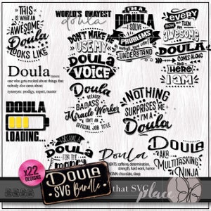 Pu&ograve; includere: Un pacchetto di design grafico in bianco e nero con 22 diversi design che presentano la parola "Doula" in vari stili e frasi. I design includono testo come "World's Okayest Doula", "Don't Make Me Use My Doula Voice", "I'm a Doula, I Solve Problems in Ways You Can't Understand", "Every Now and Then an Awesome Doula Comes Along and Here I Am", "Doula Because Badass Miracle Worker Isn't an Official Job Title", "Nothing Surprises Me, I'm a Doula", "Doula AKA Multitasking Ninja", and "Doula for the Money".