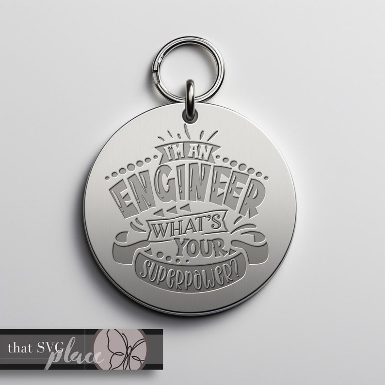 Op de afbeelding: Zilveren sleutelhanger met een rond label met de tekst "Ik ben een ingenieur Wat is jouw superpower?"