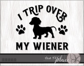 Peut inclure: Silhouette noire et blanche d'un teckel avec le texte "I trip over my wiener" au-dessus du chien et deux empreintes de pattes de chaque côté du chien.