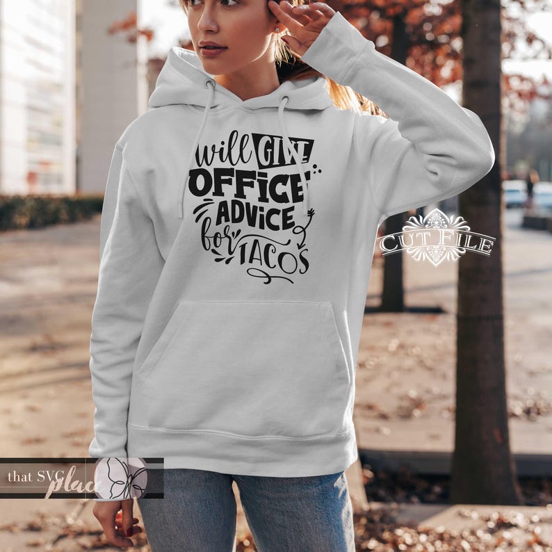 Op de afbeelding: Een witte hoodie met een zwarte afbeelding met de tekst "Will give office advice for tacos".