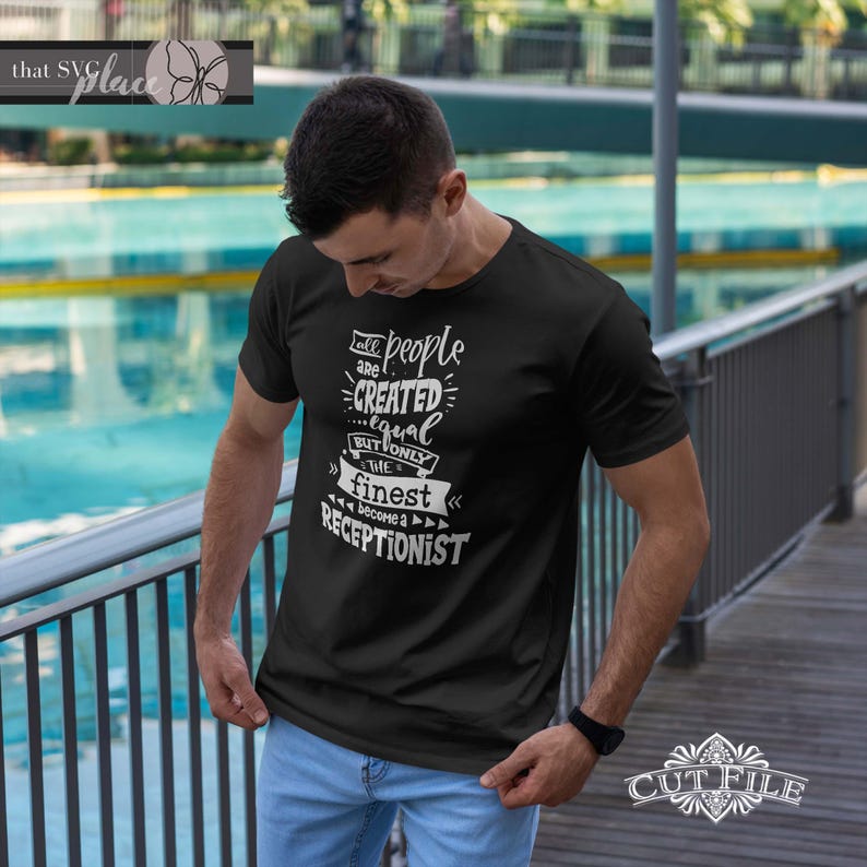Op de afbeelding: Een zwart T-shirt met witte tekst die luidt: "Alle mensen zijn gelijk geschapen, maar alleen de beste worden receptionisten".