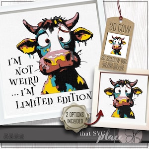 Może przedstawiać: Oprawiony wydruk kolorowej krowy z napisem "I'M NOT WEIRD... I'M LIMITED EDITION." Etykieta głosi "3D COW" i "3D SHADOW BOX." Krowa ma duże oczy i efekt postarzanego malowania z żółtymi, niebieskimi i różowymi akcentami.