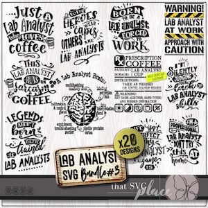 Puede incluir: Un conjunto de 20 diseños SVG en blanco y negro para un analista de laboratorio. Los diseños incluyen frases como "Analista de laboratorio", "Nacido para ser un analista de laboratorio", "Este analista de laboratorio funciona con sarcasmo y café", "Las leyendas nacen, luego se entrenan como analistas de laboratorio", "Estoy juzgando silenciosamente tu falta de habilidades de analista de laboratorio", y "Analista de laboratorio profesional: No intentes esto en casa".