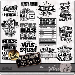 Op de afbeelding: Een digitale downloadbundel met 30 SVG-ontwerpen in zwart en wit voor gezondheidsadministrators. De ontwerpen bevatten verschillende zinnen en afbeeldingen, waaronder "HAS", "Health Admin", "Chaos Coordinator" en "Don't Make Me Use My Voice".
