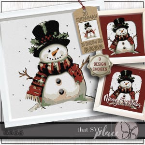 Puede incluir: Una impresión artística enmarcada de un muñeco de nieve con sombrero de copa negro, bufanda roja y negra y brazos de ramitas. La imagen incluye una etiqueta que dice "3D Snowman" y "3 Design Choices". Una impresión enmarcada más pequeña dice "Merry Christmas".