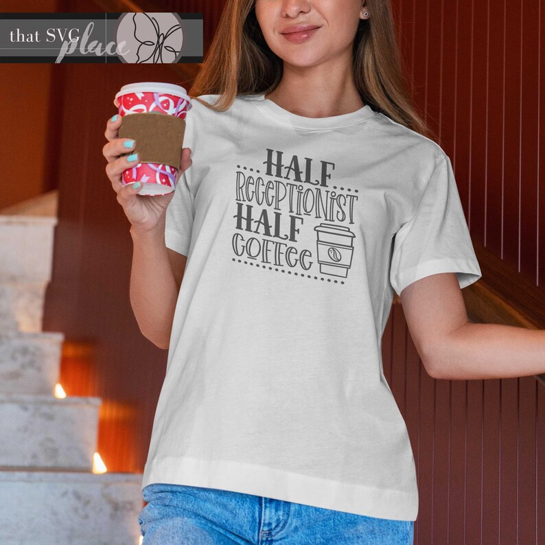 Op de afbeelding: Wit T-shirt met de tekst "Half Receptionist Half Coffee" en een afbeelding van een koffiebeker.