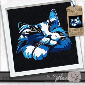 Puede incluir: Una obra de arte en caja de sombra 3D enmarcada con un diseño de gato durmiendo. El gato está representado en tonos azules y blancos sobre un fondo negro. La obra de arte está etiquetada como "Sleeping Cat" e incluye formatos de archivo SVG, PNG, DXF y EPS.