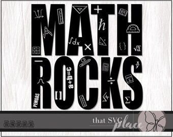 以下が含まれることがあります： 黒と白のグラフィックデザインで、「MATH ROCKS」というテキストが大きく太字で書かれています。文字は、コンパス、分度器、定規、方程式など、さまざまな数学記号で飾られています。