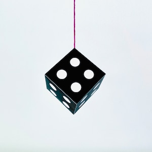 Instructions pour fabriquer votre propre mobile remorque cubes à pois DIY bébé mobile arche de jeu décoration chambre d'enfant Montessori noir et blanc