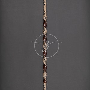K&ouml;nnte beinhalten: Ein Gehstock aus Holz mit einem braunen und schwarzen Spiralmuster. Der Stock hat einen gebogenen Griff und eine schwarze Gummikappe.