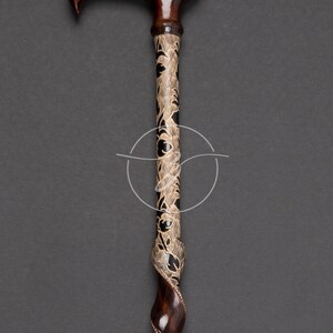 K&ouml;nnte beinhalten: Ein Gehstock aus Holz mit einem braunen Griff und einem schwarz-cremefarbenen Schaft.