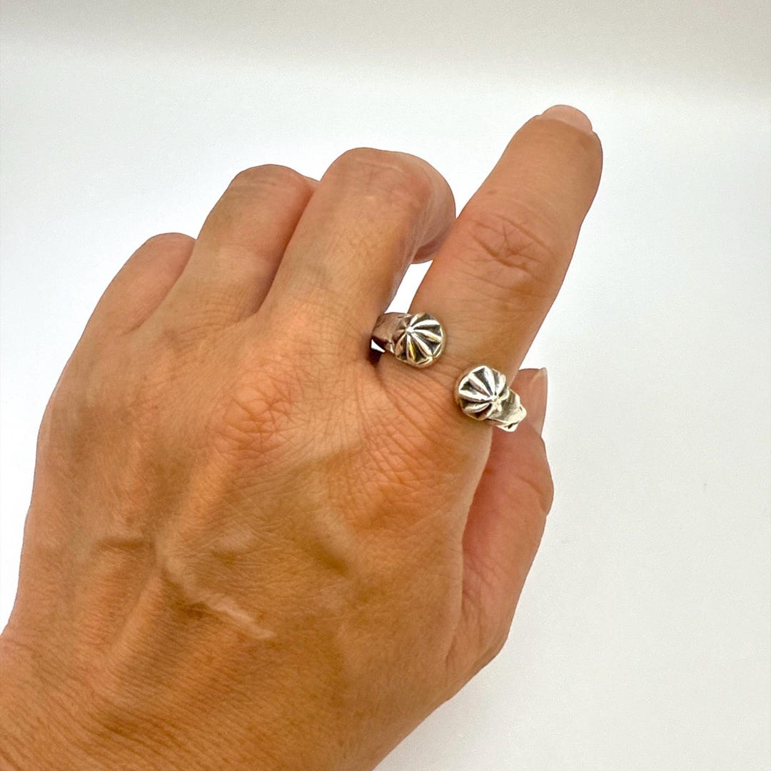 サンシャイン・リーブス作、スターリングシルバーのコンチョリング