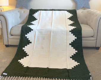 Manta artesanal do sudoeste americano: estampa tribal verde-oliva, estilo boho.