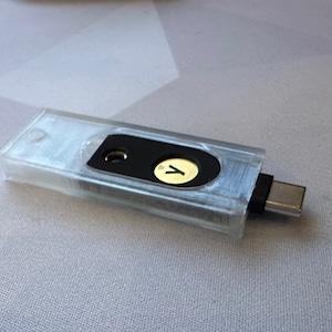 YubiKey 5C NFC - Slideout case/keychain for your yubikey security token
