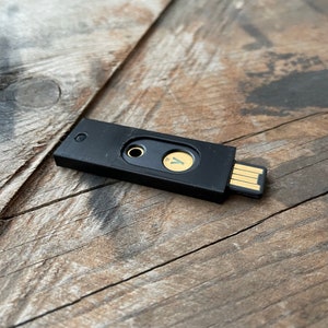 YubiKey 5 NFC: uitschuifbaar etui/sleutelhanger voor je yubikey-beveiligingstoken