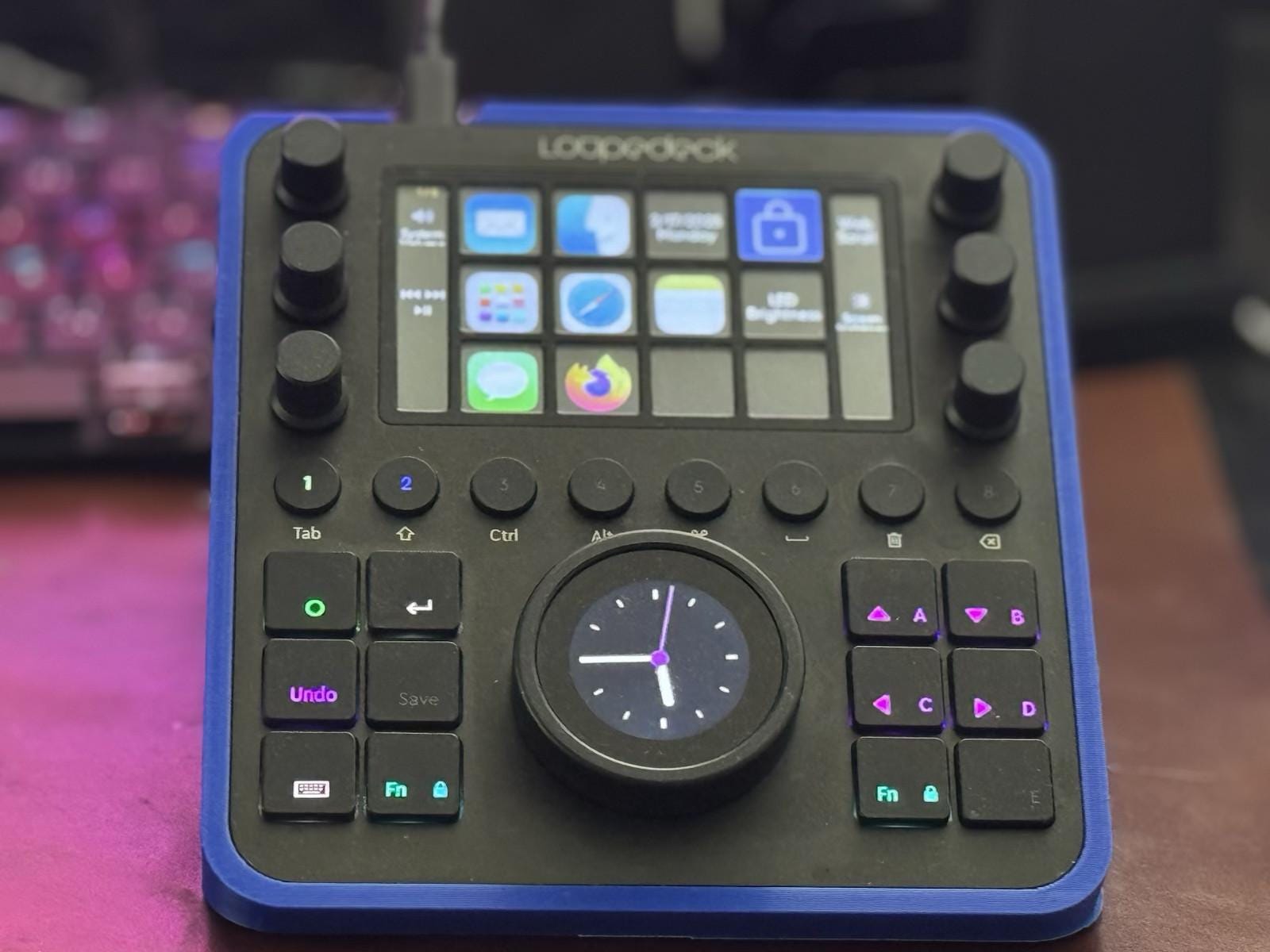 Loupedeck CT Streaming Video Editing Gaming Stand 35 Degree Loupedeck CT Streaming Video Editing Gaming Stand 35 Degree