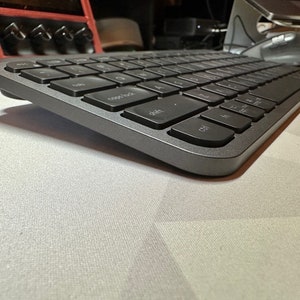 Logitech MX Keys hoofdtoetsenbordverhoger/voeten/ergonomische verhoging (past op Gen1- en Gen2-toetsenborden). Voegt een betere hoek toe. (3D-geprint)