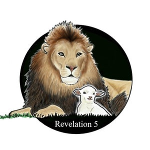 Peut inclure: Un lion avec une crinière épaisse et un agneau sont représentés ensemble dans un cercle sur fond noir. Le texte "Revelation 5" est situé sous le cercle.