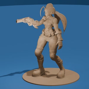 以下が含まれることがあります： リボルバーを構えた、躍動感のあるポーズの女性キャラクターのベージュ色のフィギュア。短いスカート、ニーハイブーツ、アームガードを着用。青い背景に、円形の台座の上に立っています。