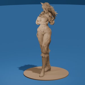 以下が含まれることがあります： 長い髪の女性キャラクターのタン色のフィギュア。クロップトップ、パンツ、ブーツを着用しています。フィギュアは青い背景に対して円形のベースに立っています。キャラクターは腕を組んでいます。