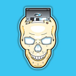 Op de afbeelding: Een digitale kunststicker met een schedel met een diskette in de bovenkant. De schedel is gebroken wit met een blauwe omtrek en een lichtblauwe achtergrond. De diskette is grijs.