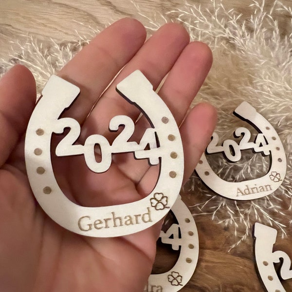 Glücksbringer personalisiert 2024, Silvester, Hufeisen Glücksbringer, Geschenk für Freunde Familie Kollegen, Neujahrsglücksbringer 2024,