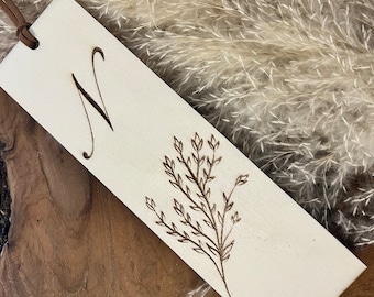 personalisiertes Holz Lesezeichen mit Blumenmuster und Initialen|Geschenk für Bücherliebhaber, Leser| Buchgeschenk