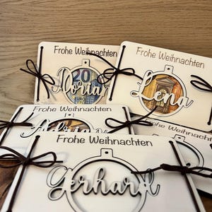 Personalisiertes Geldgeschenk Weihnachten & personalisierte Weihnachtskugel mit Namen aus Holz, Geschenkverpackung, Weihnachtsschmuck